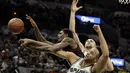 Pemain Houston Rockets, Lou Williams (tengah) berebut bola dengan para pemain San Antonio Spurs  pada gim kelima NBA basketball playoff series di San Antonio, (9/5/2017). Spurs menang 110 - 107. (AP/Eric Gay)
