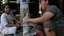 Pekerja tampak memasukkan kue yang telah jadi ke dalam plastik, Jakarta, Rabu (8/7/2015). Menjelang Hari Raya Idul Fitri permintaan kue kering mengalami lonjakan hingga 100 persen dibandingkan dengan hari biasa. (Liputan6.com/JohanTallo)