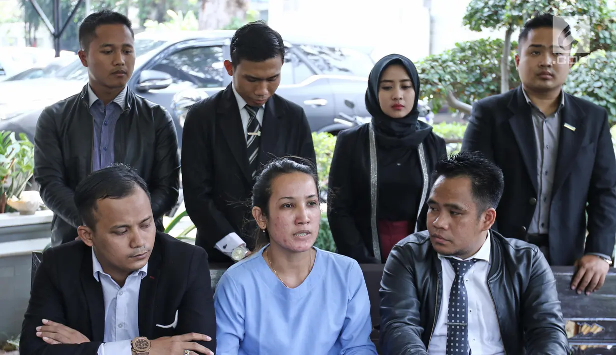 Adila Destri Yulinor bersama kuasa hukumnya saat pembacaan surat somasi terbuka untuk komedian senior Indro Warkop di Menteng, Jakarta, Kamis (7/9). Somasi terkait hak waris almarhum ayahnya yang merupakan kakak angkat Indro (Liputan6.com/Herman Zakharia)