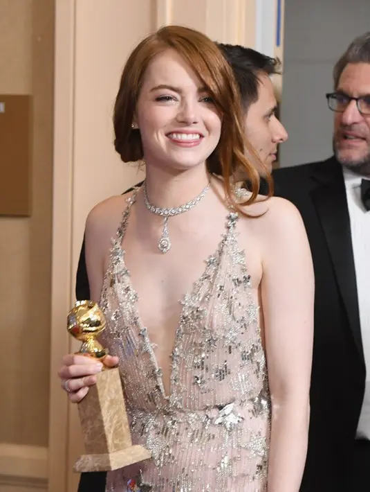 Atas kemenangannya itu, Emma menyampaikan rasa terima kasihnya kepada berbagai pihak. Di antaranya adalah keluarga, sahabat, dan orang-orang terdekatnya. Selain itu, Emma juga menyebutkan Hollywood Foreign Press. (AFP/Bintang.com)
