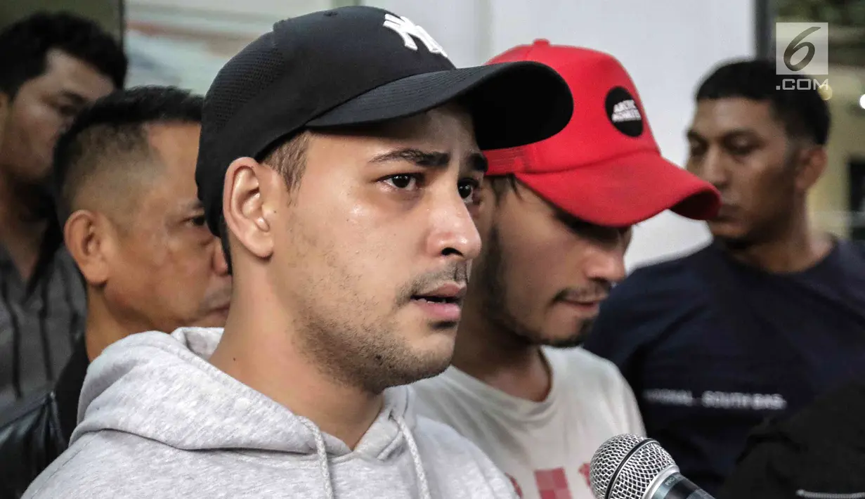 Ekspresi aktor Riza Shahab saat memberi keterangan usai menjalani pemeriksaan oleh BNN di Polda Metro Jaya, Jakarta, Jumat (13/4). Riza Shahab mengaku menyesal telah menggunakan narkoba. (Liputan6.com/Faizal Fanani)