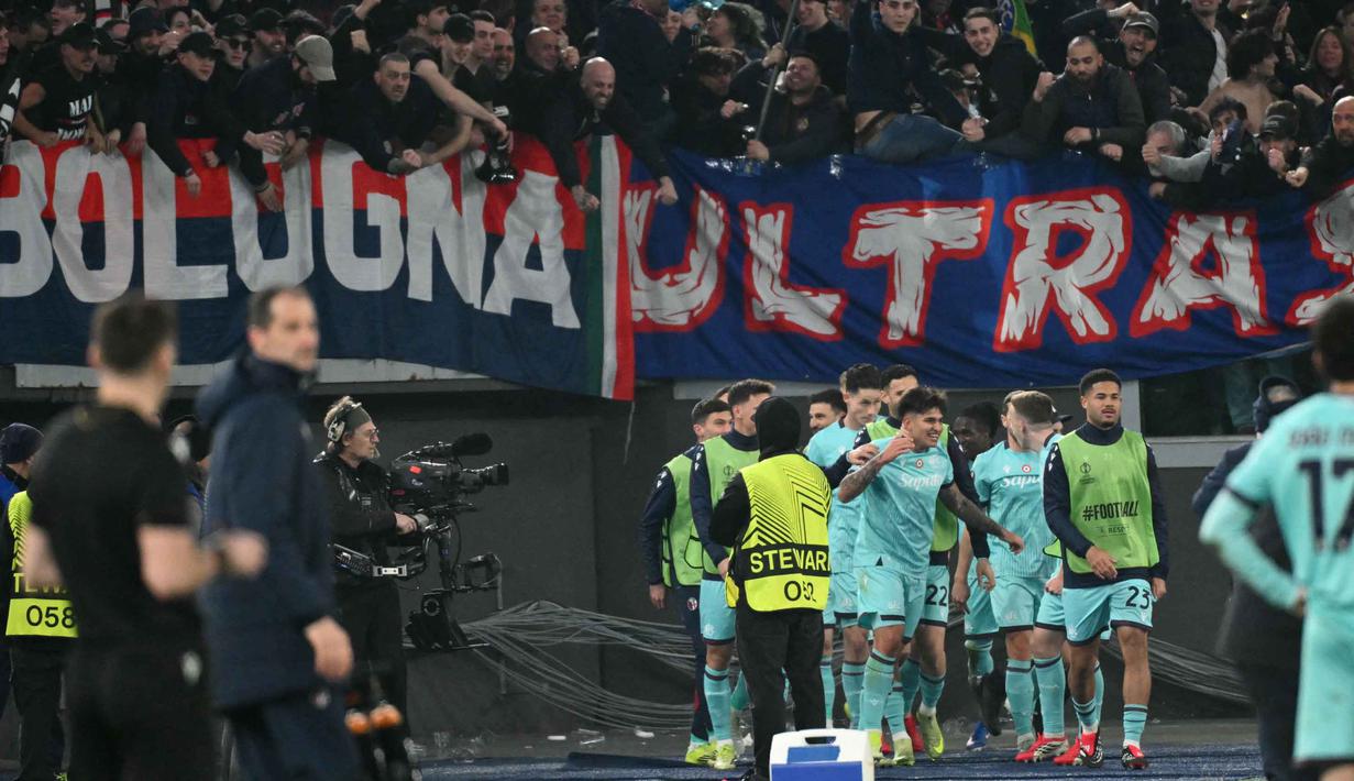 Pemain Bologna merayakan gol yang dicetak Santiago Castro pada pertandingan leg kedua 16 besar Liga Europa 2025/2026 melawan AS Roma di Stadion Olimpico, Kamis (19/3/2026) waktu setempat atau Jumat 20 Maret 2026 dini hari WIB. Bologna lolos ke perempat final Liga Europa 2025/2026 setelah mengalahkan AS Roma 4-3. (Alberto PIZZOLI/AFP)