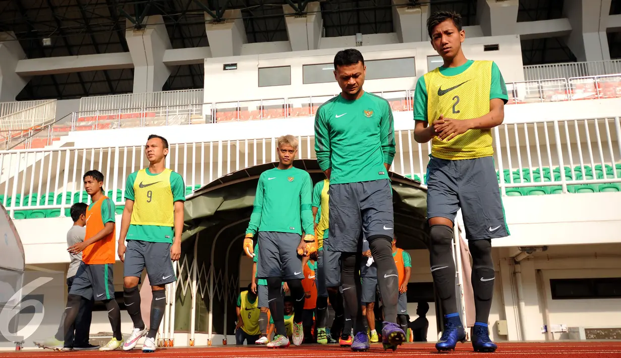Sejumlah pemain bersiap mengikuti seleksi timnas Indonesia di Stadion Pakansari, Bogor, Selasa (9/8). Pasca pencabutan SK Pembekuan PSSI, skuat Garuda kembali merajut asa prestasi internasional (Liputan6.com/Helmi Fithriansyah)
