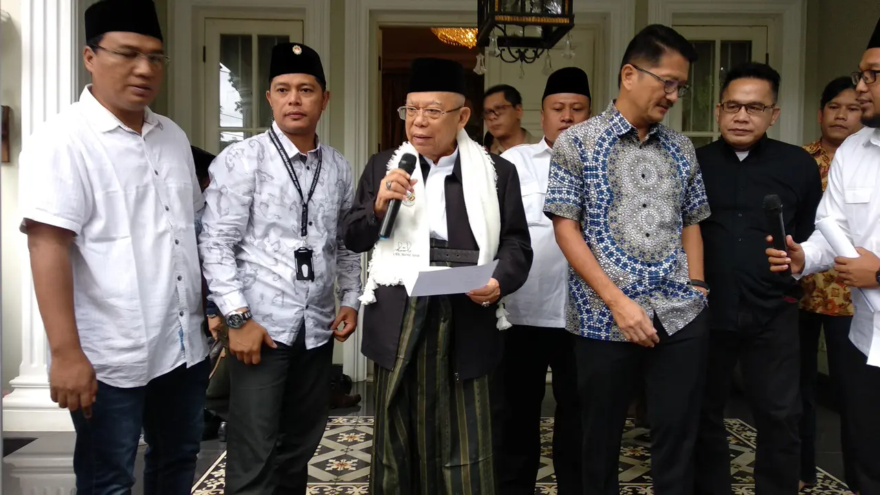 Ma'ruf Amin sebelum bertolak ke Banten di rumahnya