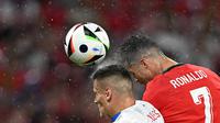 Momen Cristiano Ronaldo mencetak gol ke gawang Rep Ceska pada ajang Euro 2024 hari Rabu (19/06/2024) dini hari WIB. (PATRICIA DE MELO MOREIRA / AFP)