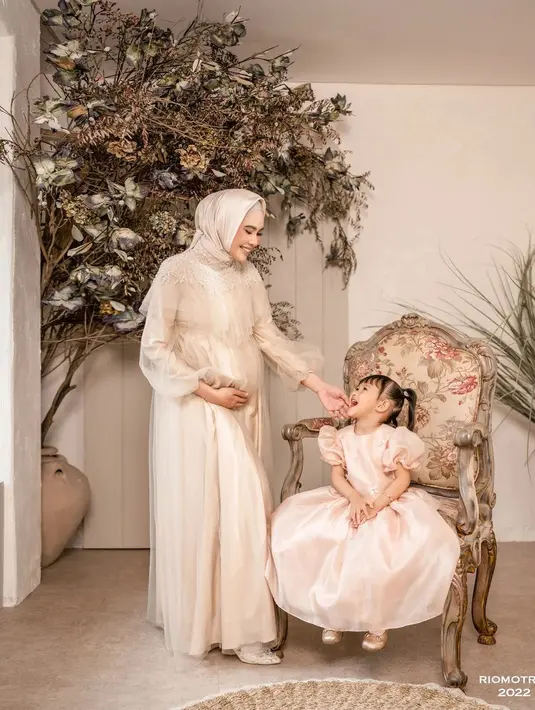Sebelum difoto, bintang film Mama Minta Pulsa dan Tali Pocong Perawan 2 dirias Victoria. Sembari dirias, Kartika Putri dan Rio Motret berbincang soal sesi foto di masa lalu. “Eh aku punya foto Karput yang pakai baju cuma selembar. Mau kukirimi enggak, boleh lo buat suami?” cetus Rio Motret. “(Pose) nungging ha ha ha,” Kartika Putri menyahut. (Foto: Dok. Instagram @riomotret)