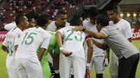Pelatih Timnas Indonesia, Bima Sakti, memberikan arahan kepada anak asuhnya saat melawan Singapura pada laga Piala AFF 2018 di Stadion Nasional, Singapura, Jumat (9/11). Singapura menang 1-0 atas Indonesia. (Bola.com/M. Iqbal Ichsan)