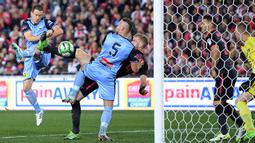 Proses terjadinya gol pertama Arsenal yang dicetak Per Mertesacker ke gawang Sydney FC pada laga persahabatan di Stadion ANZ, Sydney, Kamis (13/7/2017). Arsenal menang 2-0 atas Sydney FC. (EPA/Dan Himbrechts)