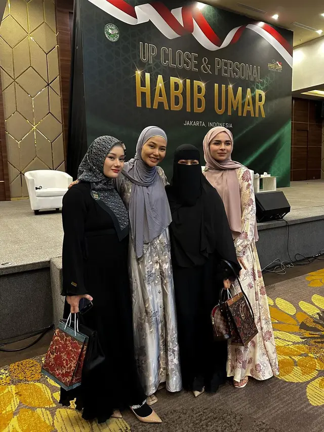 10 Potret Artis Hadiri Safari Dakwah Habib Umar, Marsha Timothy Jadi Sorotan