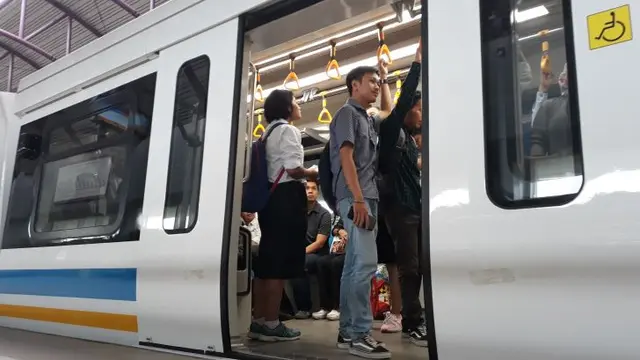Warga Palembang tetap antusias meski kini naik Kereta api ringan atau light rail trainset (LRT) Palembang tak lagi gratis. (Nurseffi/Liputan6.com)