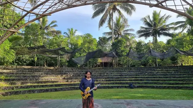 Tampil Beda, Ini 6 Potret Dewa Budjana Bawa Gitar di Berbagai Tempat Estetik