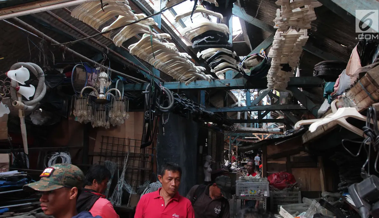 Calon pembeli melihat barang bekas yang dijual di lokasi sementara (loksem) 37 di Jalan Kalibaru Timur, Senen, Jakarta (8/1). Rencananya renovasi ini akan dilakukan mulai Februari hingga Maret 2018. (Liputan6.com/Angga Yuniar)