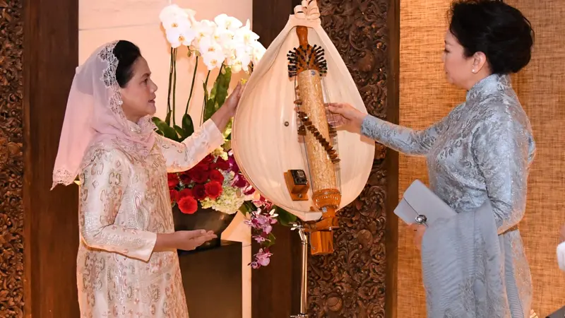 Iriana memberikan Madam Peng alat musik Sasando yang berasal dari Kabupaten Rote Ndao, Provinsi Nusa Tenggara Timur (NTT).