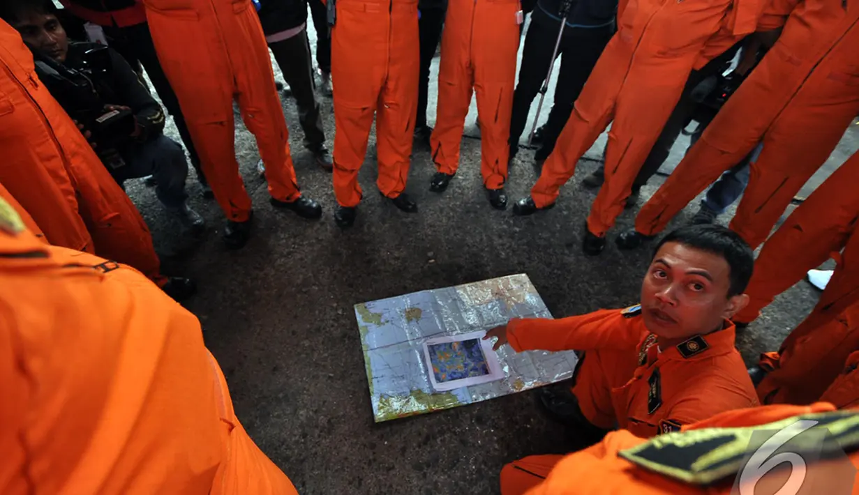 Tim Pencari AirAsia QZ8501 melakukan rapat koordinasi sebelum melakukan pencarian AirAsia QZ8501, Perairan Pangkalan Bun, Kalimantan, Selasa (30/12/2014). (Liputan6.com/Miftahul Hayat) 