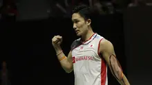 Pebulutangkis Jepang, Kento Momota, saat melawan wakil Denmark, Anders Antonsen, pada laga Indonesia Masters 2019 di Istora, Jakarta, Minggu (27/1). Antonsen menang 21-16, 14-21, 21-16. (Bola.com/M Iqbal Ichsan)