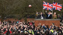 Para peserta berebut bola saat dimulainya Royal Shrovetide Football Match di Ashbourne, Derbyshire, Inggris, Selasa (5/3). Permainan sejak abad 12 ini diyakini sebagai awal munculnya istilah 'derby' yang berasal dari kata 'Derbyshire'. (Oli Scarff/AFP)