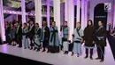 Model mengenakan busana karya Wastu by Auguste Soesastro dan Populo Batik dalam acara Fashion Nation 12th Edition di Jakarta, Jumat (13/4). Wastu by Auguste Soesastro menampilkan 18 busana, dan Populo Batik 20 busana.(Liputan6.com/Arya Manggala)
