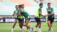 Para pemain PSMS Medan melaksanakan persiapan terakhir di Stadion Pakansari, Sabtu (25/1/2026) jelang laga melawan Garudayaksa FC (Nandang Permana/Bola.com)