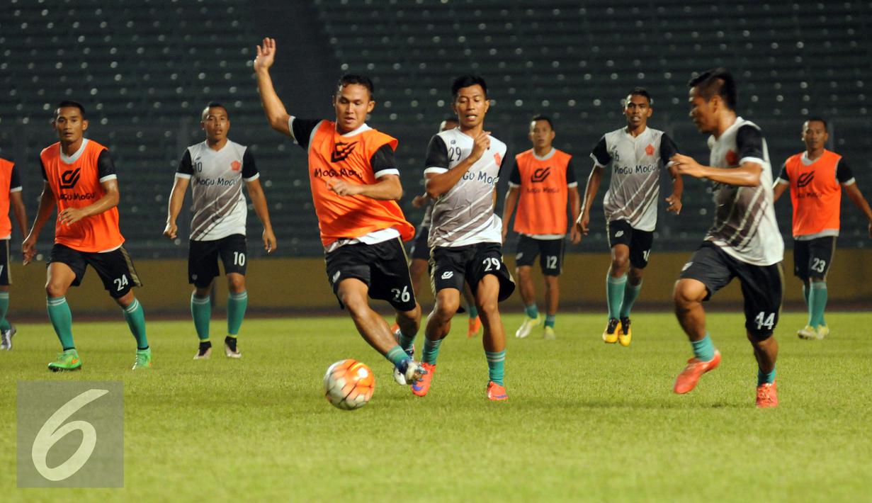 Sejumlah pemain PS TNI melakukan latihan uji lapangan di Stadion GBK Jakarta, Kamis (9/6). PS TNI akan melakoni laga melawan Persija dalam lanjutan Torabika Soccer Championship presented by IM3 Ooredoo, Jumat (10/6). (Liputan6.com/Helmi Fithriansyah)