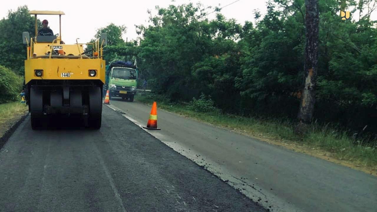 Kementerian PUPR telah memulai penggunaan aspal karet untuk penanganan jalan nasional di seluruh Indonesia.