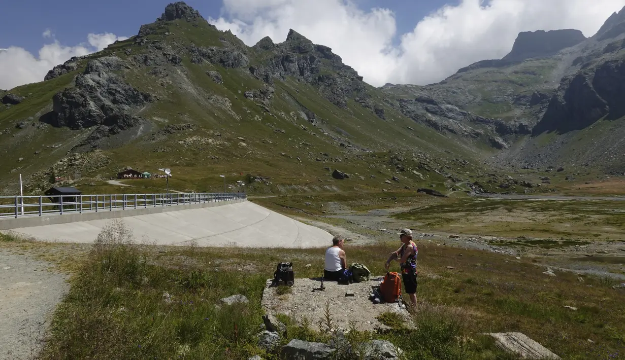 Pemandangan hamparan kering danau buatan Gabiet dekat Gressoney-La-Trinite di Lembah Aosta, Italia utara, Selasa (19/7/2022). Italia sedang menghadapi gelombang panas awal dan tidak biasa, serta hujan sangat sedikit pada musim panas ini. (AP Photo/Luca Bruno)