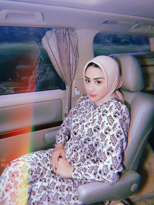 Tampil Menawan, Ini 6 Potret Selvi Kitty Pakai Kerudung saat Bulan Ramadhan