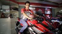 Pebalap binaan Honda, Andi "Gilang" Farid Izdihar, dalam sesi foto. Senin (2/5/2016). (Bola.com/Arief Bagus)