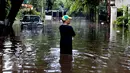 Sebuah mobil terendam banjir di kawasan di Hang Lekiu, Kebayoran Baru, Jakarta, Jumat (11/11). Hujan deras disertai angin yang mengguyur wilayah Jakarta, mengakibatkan daerah ini banjir. (Liputan6.com/Johan Tallo)