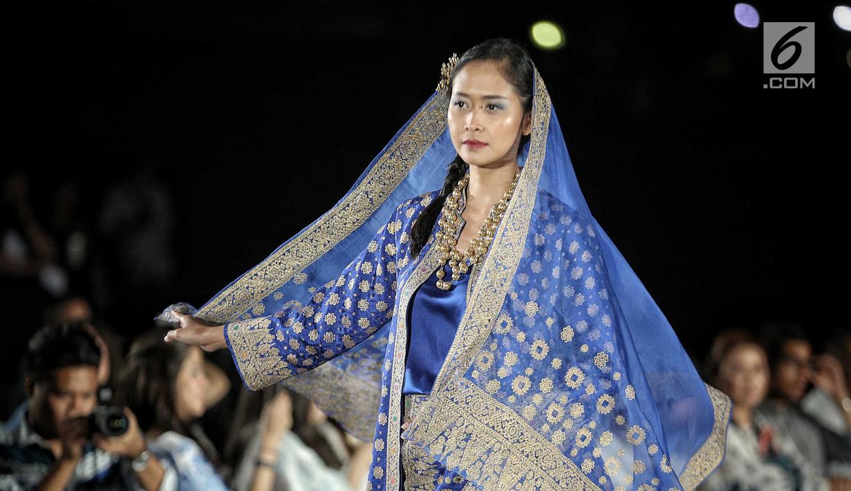 Model memeragakan busana rancangan desainer Ghea Panggabean pada acara budaya perempuan Supreme Indonesia di Silang Monas, Jakarta, Selasa (31/7). Koleksi rancangan Ghea ini menggambarkan kekuatan wanita di balik kelembutannya (Liputan6.com/Faizal Fanani)