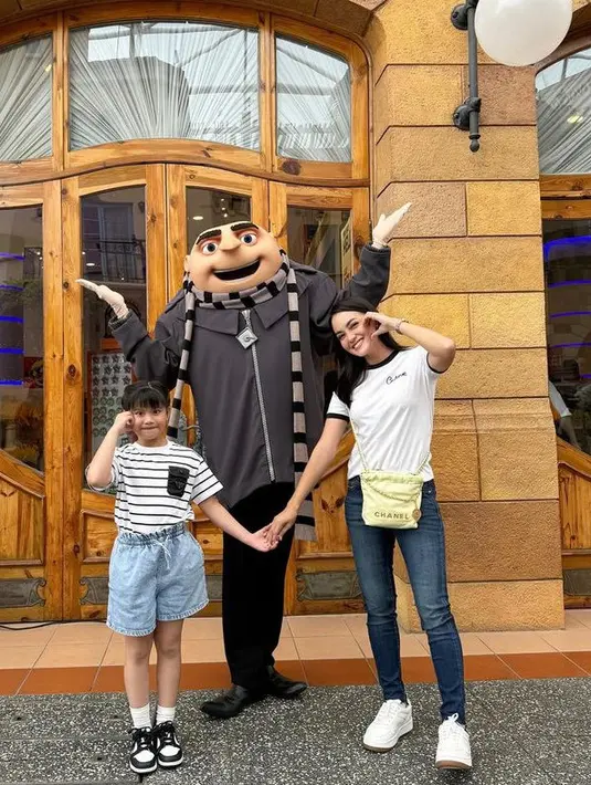 Ririn Ekawati mengajak putri kecilnya libur lebaran ke Singapura. Kedua tampil dengan busana santai saat berkunjung ke Universal Studio. [@ririnekawati]