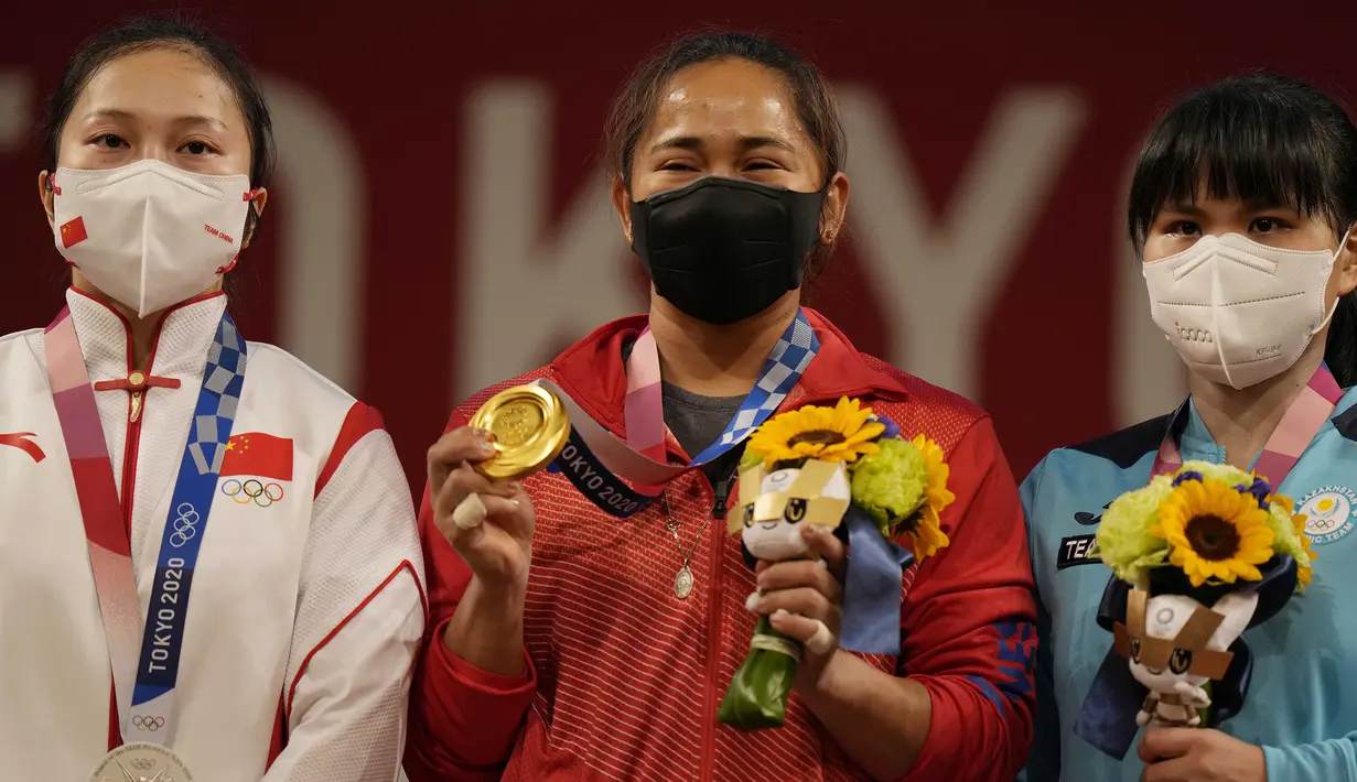 Medali emas di Olimpiade Tokyo diraihnya usai menyingkirkan unggulan dari Cina, Liao Qiuyun, yang akhirnya meraih perak. Hidilyn Diaz total mengangkat barbel seberat 224 kg, unggul 1 kg dari Liao Qiuyun. (Foto: AP/Luca Bruno)