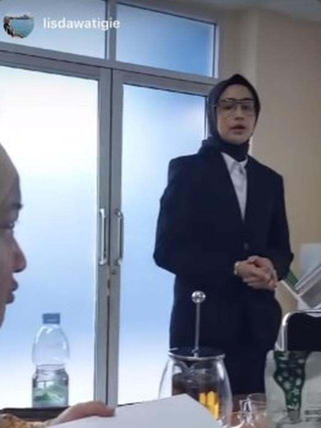 8 Potret Sonya Fatmala Lulus Sidang Skripsi di Usia 30 Tahun, Tetap Bangga