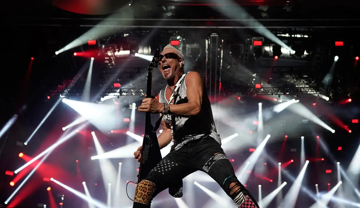 Aksi gitaris Scorpions Rudolf Schenker saat tampil dalam festival musik Rock in Rio, Rio de Janeiro, Brasil, Sabtu (5/10/2019). (AP Photo/Leo Correa)