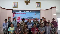 Ketua Presedium AMSI, Wenseslaus Manggut bersama Pengurus dan Anggota AMSI mendeklarasikan Resmi Asosiasi Media Siber Indonesia, Jakarta (18/4). Acara tersebut membahas "Profesionalisme media siber ditengah belantara Hoax". (Liputan6.com/Johan Tallo)