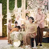 Prosesi siraman Tingkeban 7 bulanan Erina Gudono berlangsung sakral dalam balutan adat Jawa lengkap [@erinagudono]