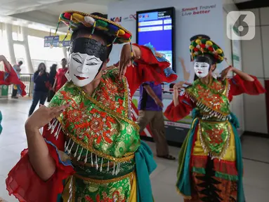 Penari menampilkan Tari Topeng Betawi untuk menghibur para penumpang di Stasiun LRT Dukuh Atas, Jakarta, Sabtu (22/6/2024). (Liputan6.com/Angga Yuniar)