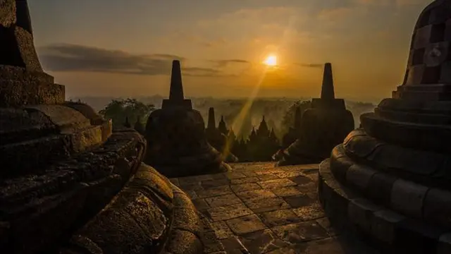Ada enam tempat terbaik menikmati sunrise di Candi Borobudur. Pertama, Puntuk Setumbu. Bukit di Desa Karangrejo, Kecamatan Borobudur, Kabupaten Magelang ini kini dikenal dengan nama Borobudur Nirvana Sunrise.