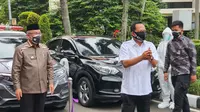 Wali Kota Depok, Mohammad Idris mendampingi Mendagri Tito Karnavian saat peresmian mobil swab keliling di Balai Kota Depok. (Liputan6.com/Dicky Agung Prihanto)