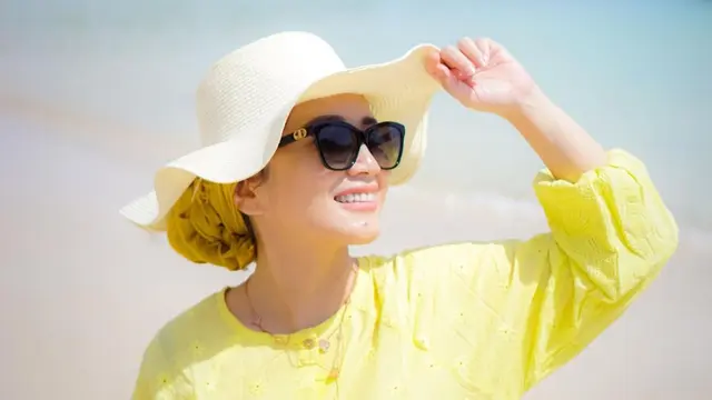 Gaya Kece Dine Mutiara Saat di Pantai, Istri Sahrul Gunawan