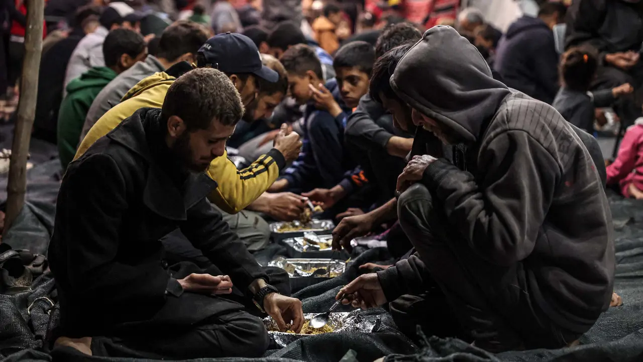 Di Tengah Reruntuhan, Umat Muslim Palestina di Gaza Saat Berbuka Puasa