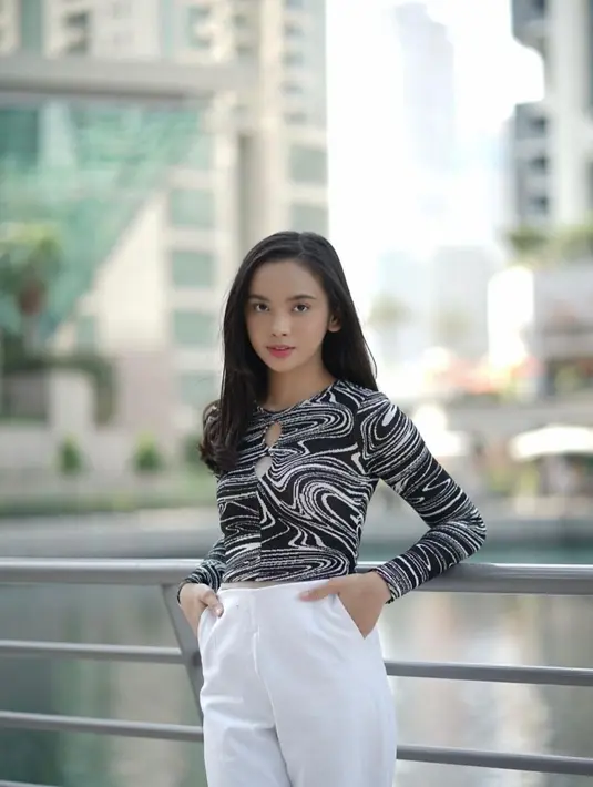 <p>Celana putih adalah fashion item yang wajib ada di dalam lemarimu.&nbsp;(instagram/lyodraofficial)</p>