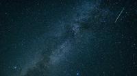 Sebuah meteor melintas di tengah langit malam dan Bima Sakti selama hujan meteor tahunan Perseid di Jerman selatan, Minggu (12/8). Peristiwa hujan meteor Perseid mengalami puncaknya pada 11-12 Agustus dan 12-13 Agustus. (AFP/dpa/Matthias Balk/Germany OUT)