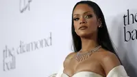 Penyanyi Rihanna berpose pada acara penggalangan dana bernama The Diamond Ball di Santa Monica, California, (10/12). Penyanyi 27 tahun ini menjadi tamu dalam penggalangan dana milik  Clara Lionel Foundation. (REUTERS/Mario Anzuoni)