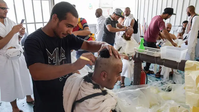 Jemaah Haji Mencukur Rambut Usai Lempar Jumrah