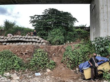 Potret Kohar (63), salah satu tunawisma, saat berada di kolong rel rel dwi ganda atau double-double track (DDT) di kawasan Manggarai, Jakarta, Kamis (7/1/2021). Sedikitnya 8 keluarga saat ini menjadi penghuni kolong lintasan DDT yang baru rampung tersebut. (merdeka.com/Iqbal S. Nugroho)