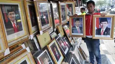Pedagang foto resmi kenegaraan Presiden Joko Widodo atau Jokowi dan Wakil Presiden Jusuf Kalla di kawasan Pasar Baru, Jakarta, Sabtu (25/10/2014). (Liputan6.com/Miftahul Hayat)