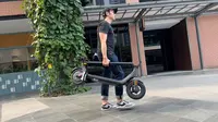 Xiaomi Electric Scooter 4 Lite 2nd Gen saat dilipat. (Liputan6.com/ Yuslianson)