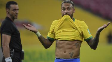 Neymar menunjukkan perutnya yang sixpack usai menjebol gawang peru dalam babak kualifikasi Piala Dunia 2022. (Foto: AFP/Nelson Almeida)