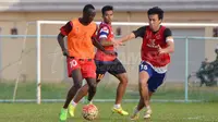 Makan Konate, gelandang asal Mali andalan Persib dalam sebuah sesi latihan dengan klub barunya, T-Team di Malaysia. (Facebook)