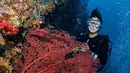 Aktivitas liburannya ia unggah di akun Instagram pribadinya, dan memperlihatkan keseruan menikmati alam bawah laut.